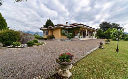 Villa in Merate, Lombardei, Italien 1