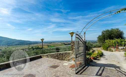 Country House in Center, Cortona, Tuscany 1