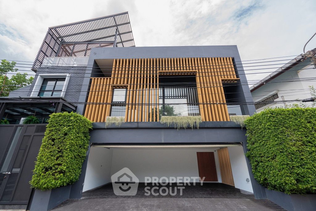 Stand-Alone Luxury 4-Bedroom House Near Sukhumvit, Bangkok (ID798762)