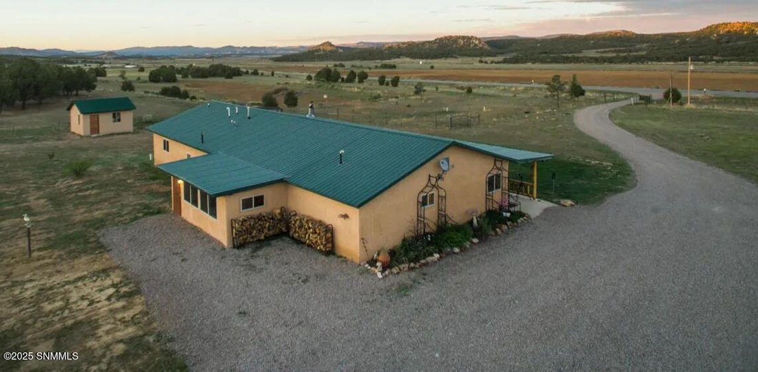 House in Regina, New Mexico, United States 2 - 16612137