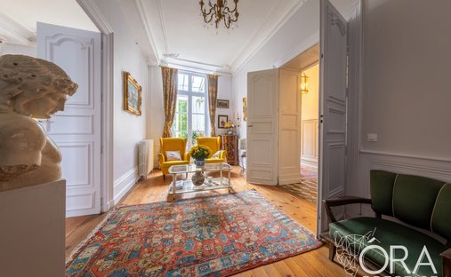 Castle for Sale in Saint-Jean-d'Angély, Nouvelle-Aquitaine, France