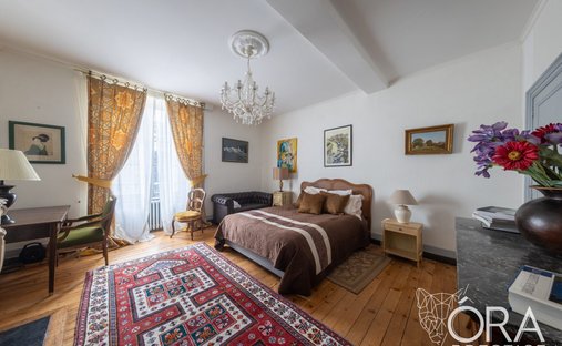 Castle for Sale in Saint-Jean-d'Angély, Nouvelle-Aquitaine, France