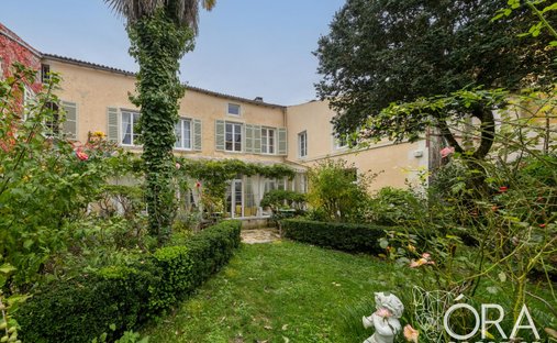 Castle for Sale in Saint-Jean-d'Angély, Nouvelle-Aquitaine, France
