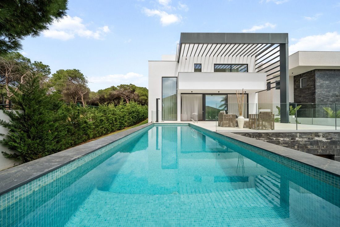 Villa in Elviria-Cabopino, Marbella, Spain 1 - 16613857