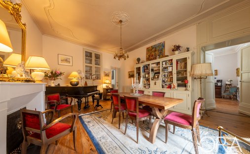 Castle for Sale in Saint-Jean-d'Angély, Nouvelle-Aquitaine, France