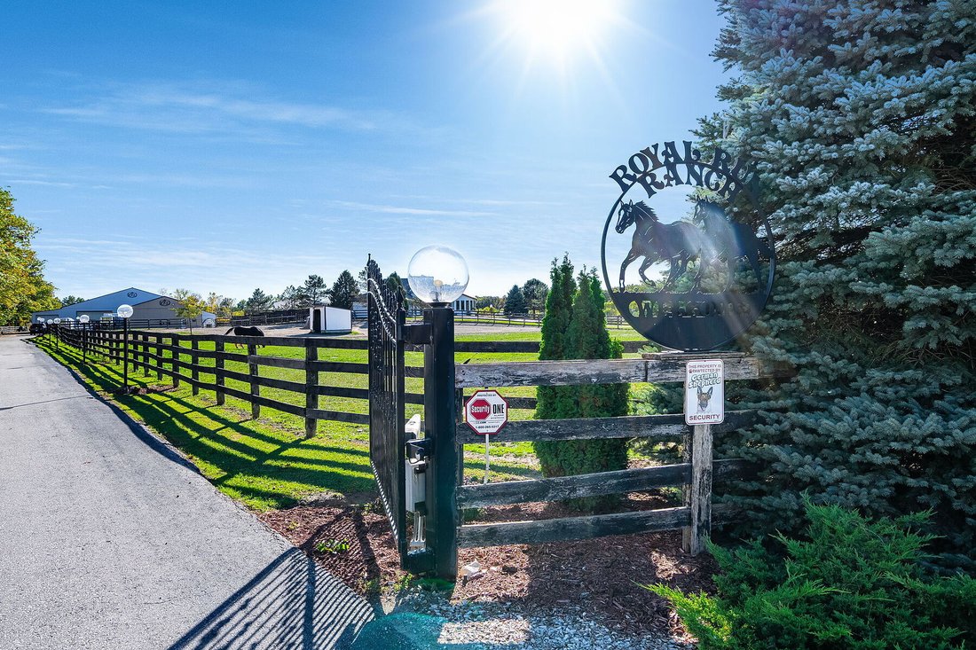 Farm Ranch in Essex, Ontario, Canada 2 - 16610608