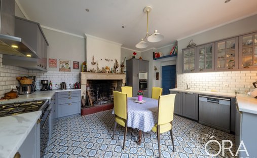 Castle for Sale in Saint-Jean-d'Angély, Nouvelle-Aquitaine, France