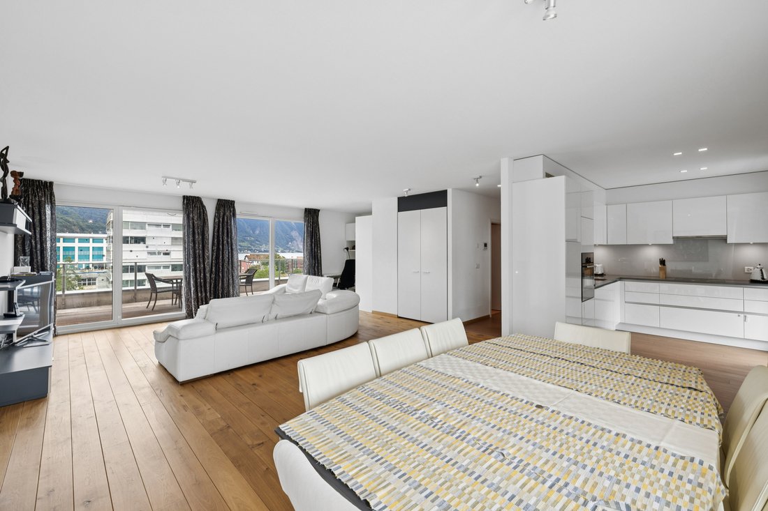 Splendid Penthouse With Large Terrace And Lake View