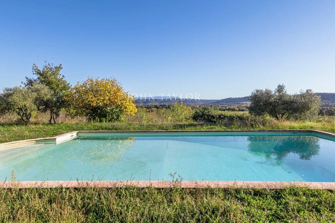 Estate in Cucuron, Provence-Alpes-Côte d'Azur, France 3 - 16609141