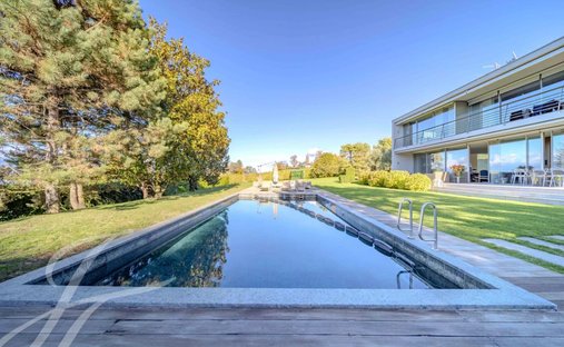 Castle Life At Your Fingertips