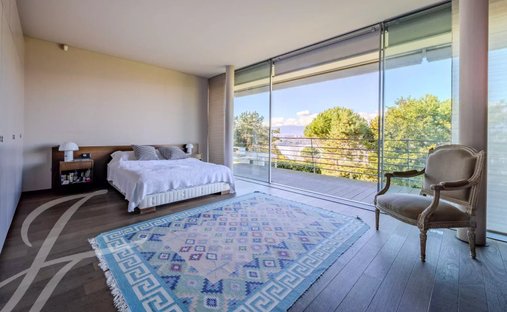 Castle Life At Your Fingertips