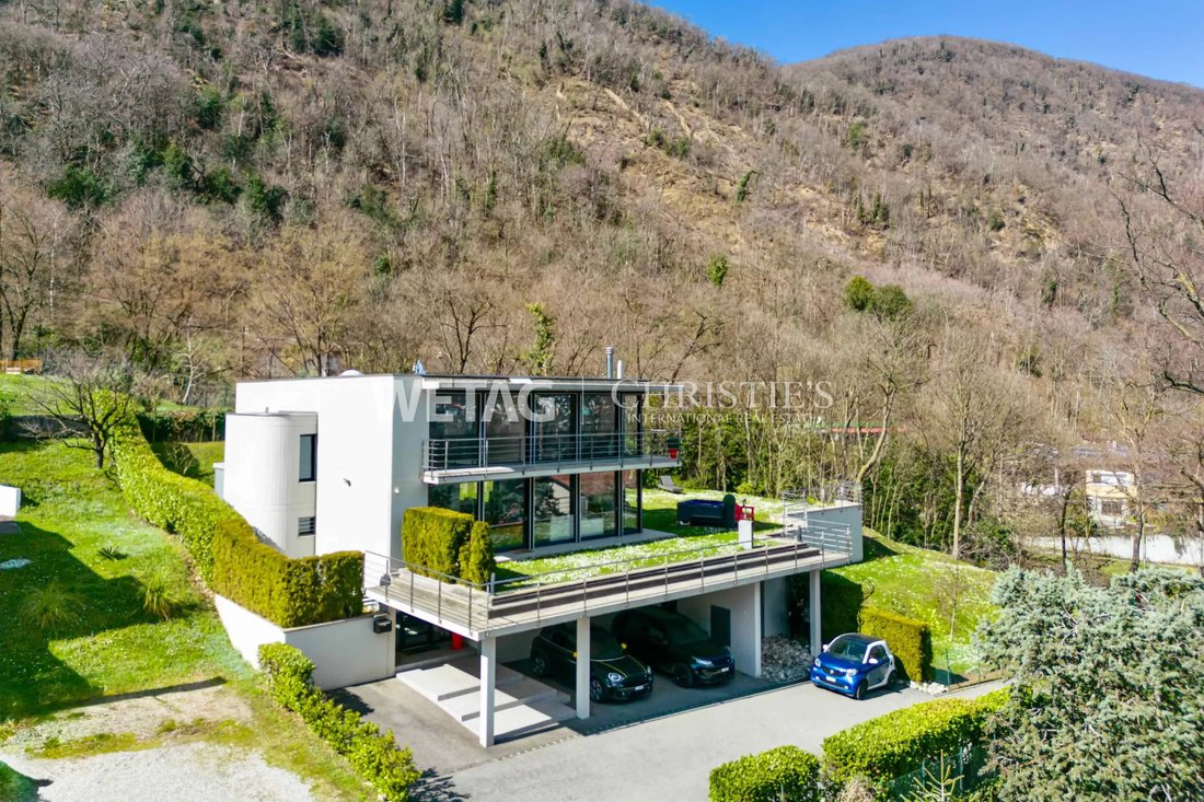 Ideal As A Primary Residence Or Vacation Home, Featuring Expansive Panoramic Views & A Garden With A