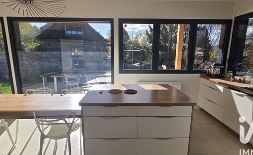 Castle for Sale in Aurillac, Auvergne-Rhône-Alpes, France