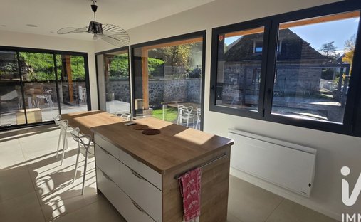 Castle for Sale in Aurillac, Auvergne-Rhône-Alpes, France