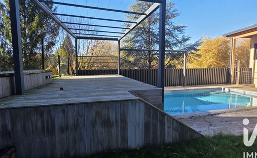 Castle for Sale in Aurillac, Auvergne-Rhône-Alpes, France