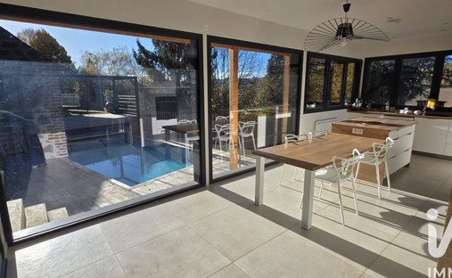 Castle for Sale in Aurillac, Auvergne-Rhône-Alpes, France