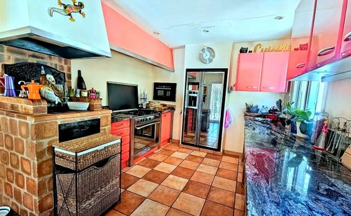 Castle for Sale in Plan-d'Aups-Sainte-Baume, Provence-Alpes-Côte d'Azur, France