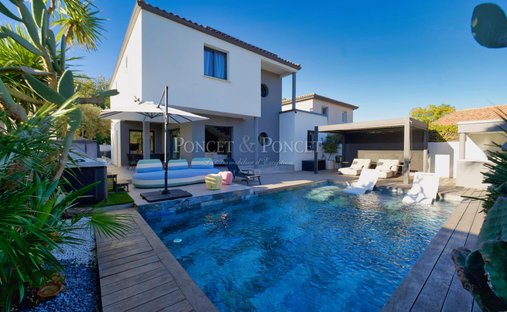 Castle for Sale in Villeneuve-lès-Maguelone, Occitanie, France