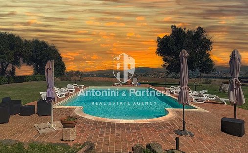 Country House in Castiglione del Lago, Umbria, Italy 1
