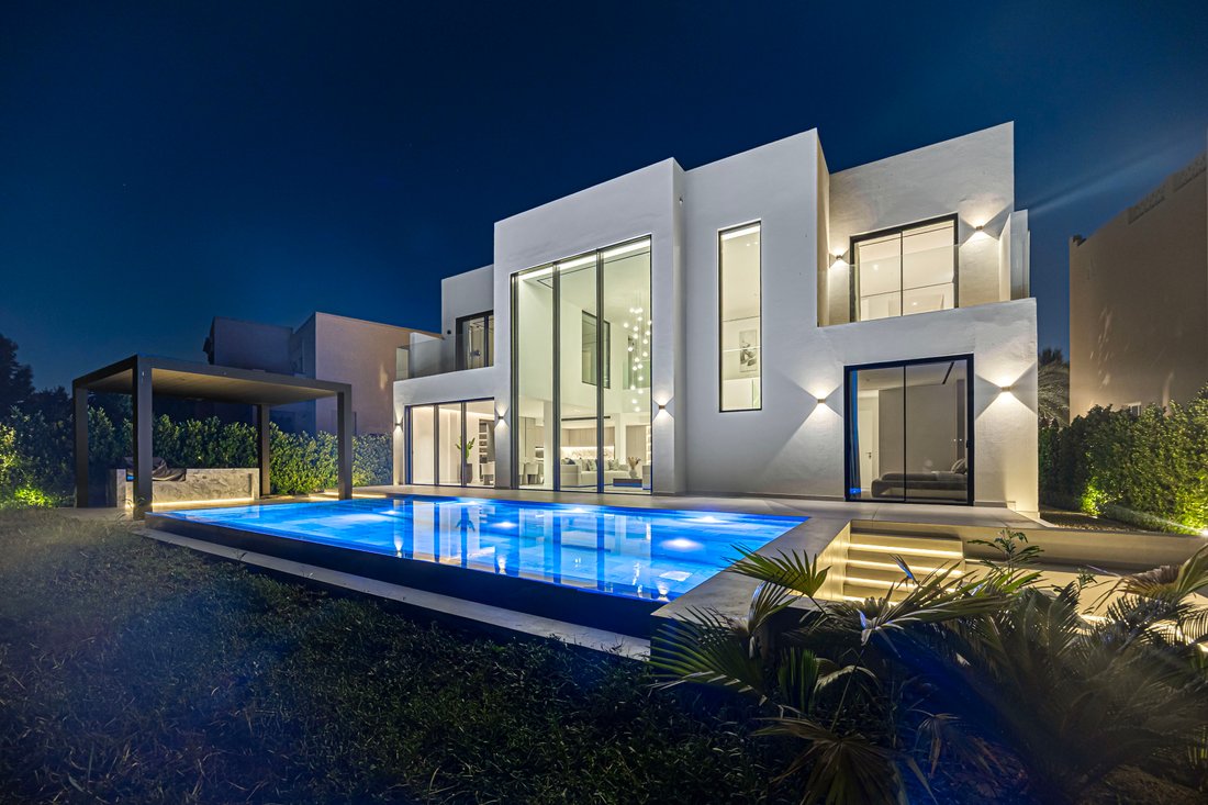 Villa in JLT / Jumeirah Lakes Towers, Dubai, United Arab Emirates 1 - 16627072