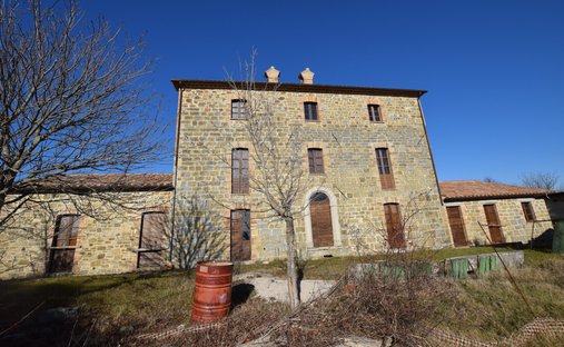 Maisons de campagne à Gubbio, Ombrie, Italie 1