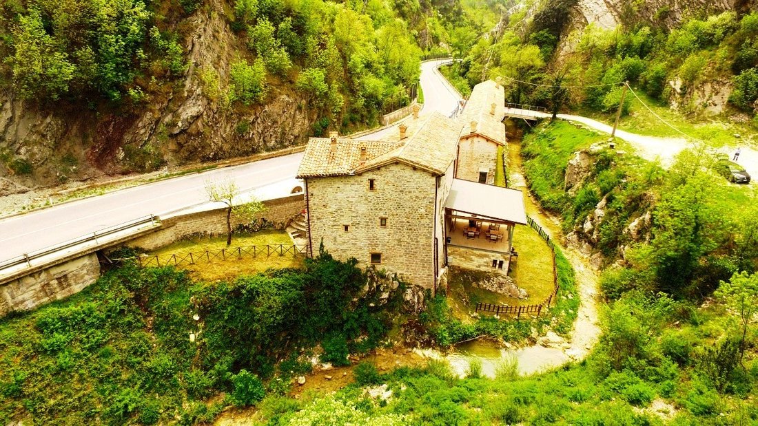 Estate in Gubbio, Umbria, Italy 1 - 16623091