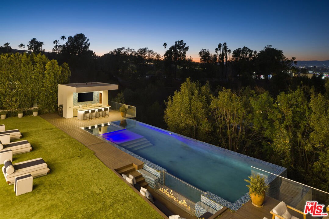 Los Angeles, California, United States 5 - 16626190