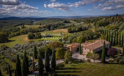 Estate in Asciano, Tuscany, Italy 1