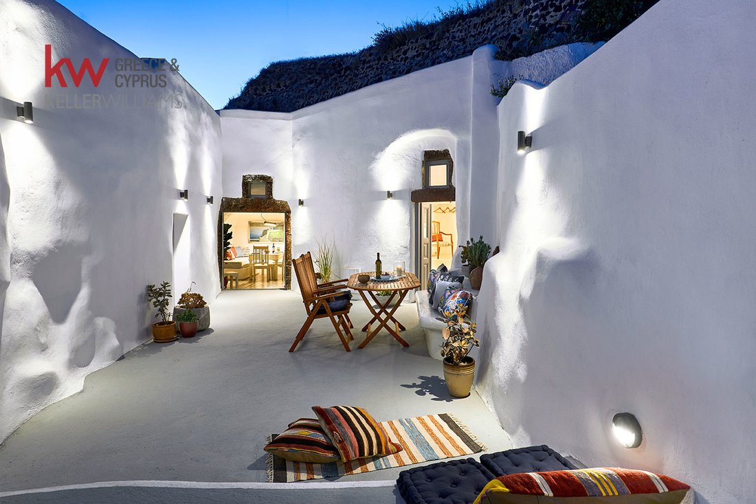 Villa in Thira, Aegean, Greece 1 - 16626818