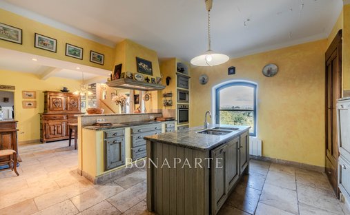 Castle for Sale in Forcalquier, Provence-Alpes-Côte d'Azur, France