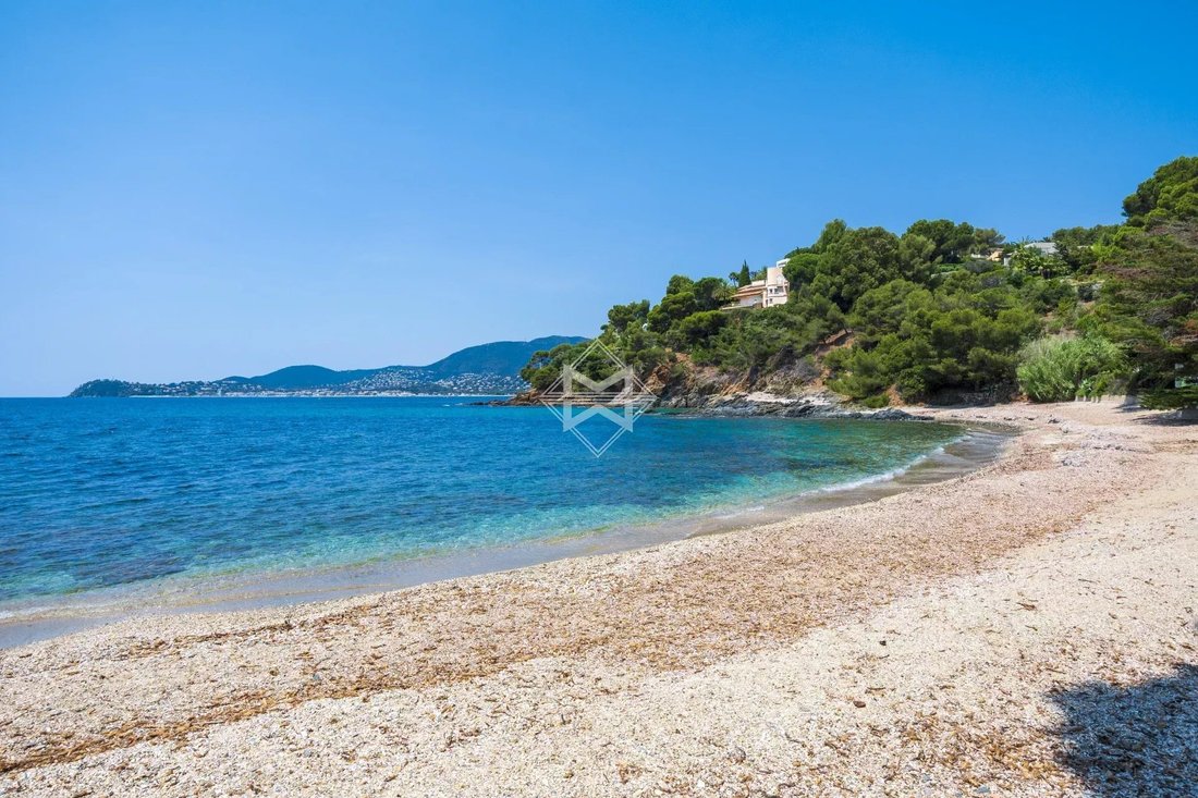 Villa in La Croix-Valmer, Provence-Alpes-Côte d'Azur, France 1 - 16625109