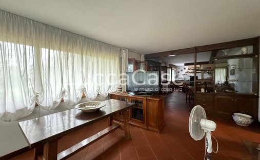 Villa in Antraccoli-Picciorana-Tempagnano, Lucca, Italy 1