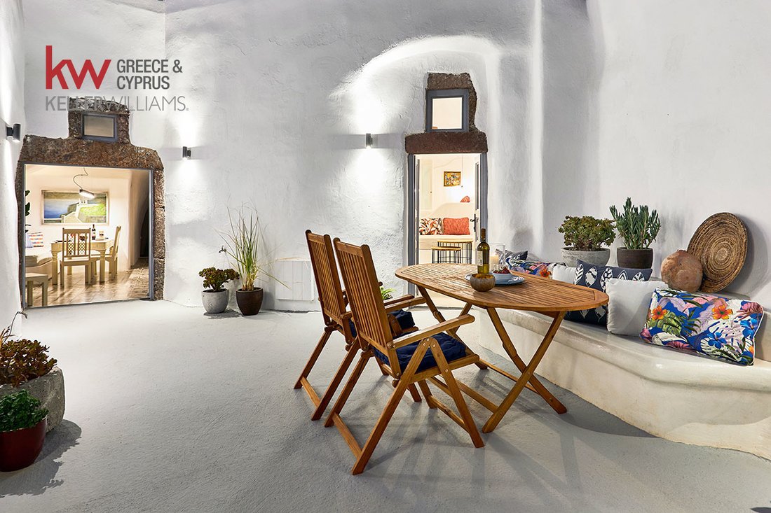 Villa in Thira, Aegean, Greece 2 - 16626818