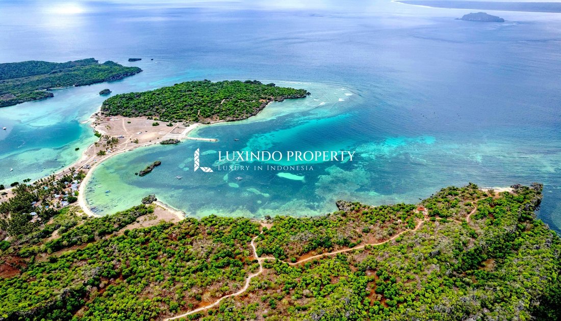 Land in pantai oeseli, East Nusa Tenggara, Indonesia 3 - 16635392