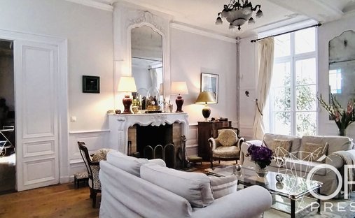 Castle for Sale in Saint-Jean-d'Angély, Nouvelle-Aquitaine, France