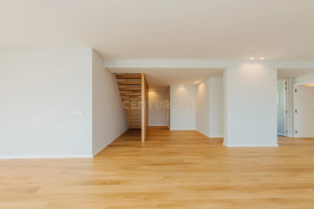 Visual Reference: 4 Bedroom Penthouse With Natural Light And Spacious In Belem