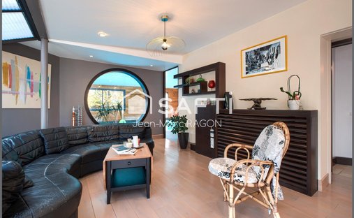 At The Gates Of Vitré Castle Of 12200 M² Land Of More Than 5 Ha