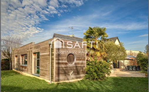 At The Gates Of Vitré Castle Of 12200 M² Land Of More Than 5 Ha