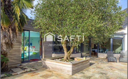 At The Gates Of Vitré Castle Of 12200 M² Land Of More Than 5 Ha