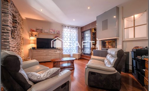 At The Gates Of Vitré Castle Of 12200 M² Land Of More Than 5 Ha