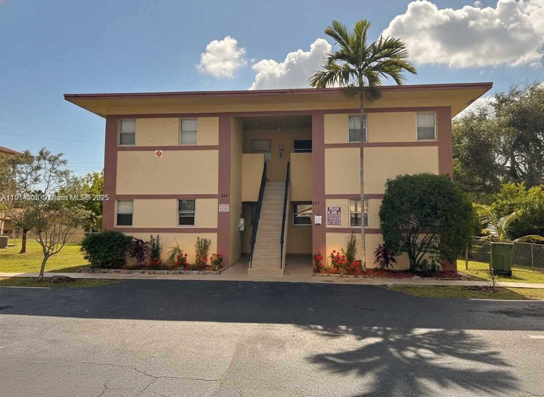 Hallandale Beach, Florida, United States 2 - 16645612