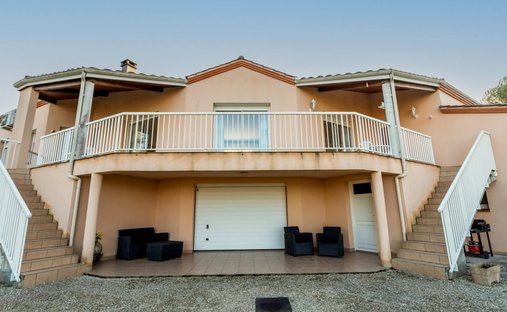 Castle for Sale in Penne-d'Agenais, Nouvelle-Aquitaine, France