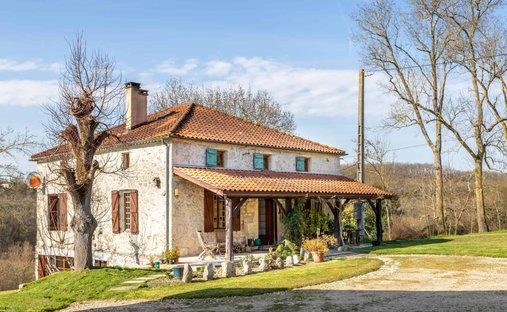 Near Villeneuve Sur Lot Magnificent Riverside Chateau With 6 Bedrooms And 8 Hectares Of Land