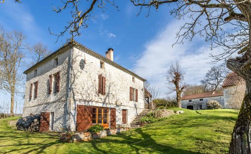 Near Villeneuve Sur Lot Magnificent Riverside Chateau With 6 Bedrooms And 8 Hectares Of Land