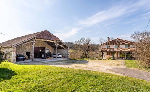 Near Villeneuve Sur Lot Magnificent Riverside Chateau With 6 Bedrooms And 8 Hectares Of Land