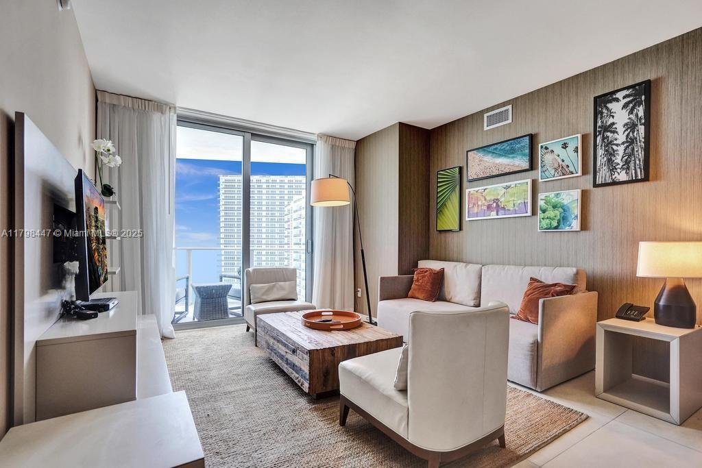 Condo in Hallandale Beach, Florida, United States 3 - 16639891