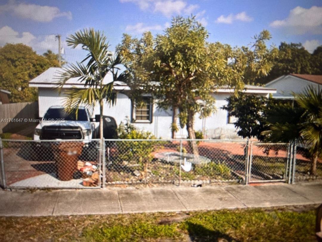 House in Hialeah, Florida, United States 2 - 16639816