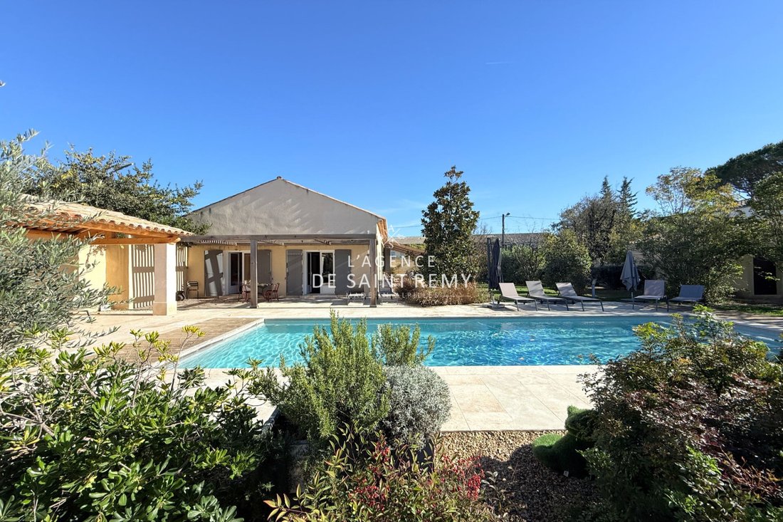 Villa in Saint-Rémy-de-Provence, Provence-Alpes-Côte d'Azur, France 1 - 16090699