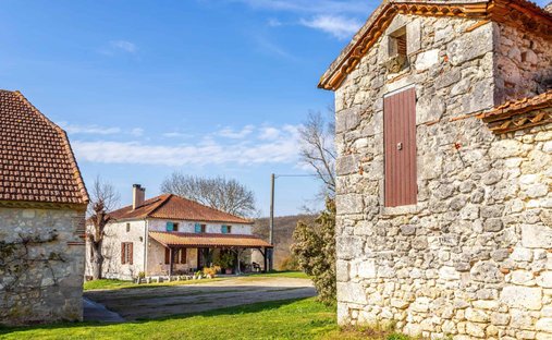 Near Villeneuve Sur Lot Magnificent Riverside Chateau With 6 Bedrooms And 8 Hectares Of Land