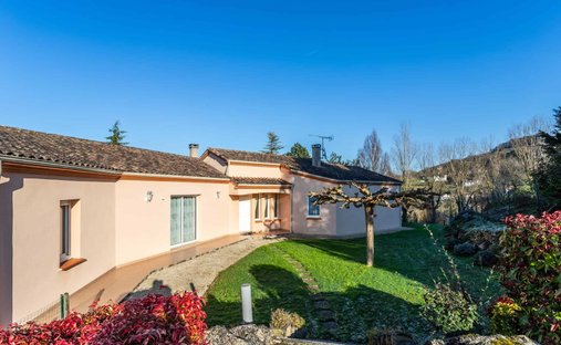 Castle for Sale in Penne-d'Agenais, Nouvelle-Aquitaine, France